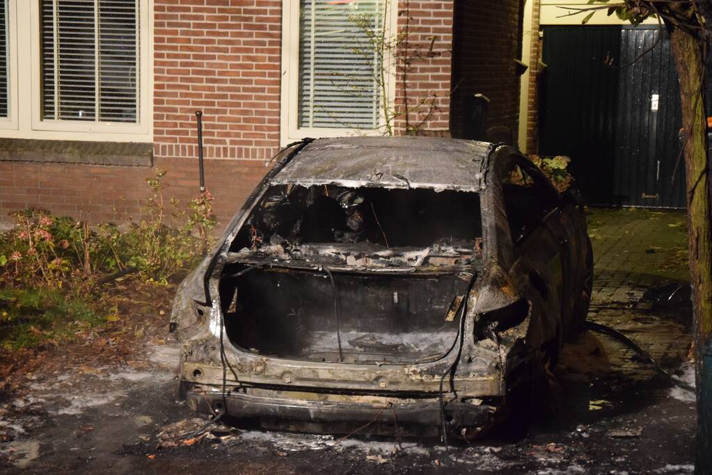 Voertuig uitgebrand op oprit van woning