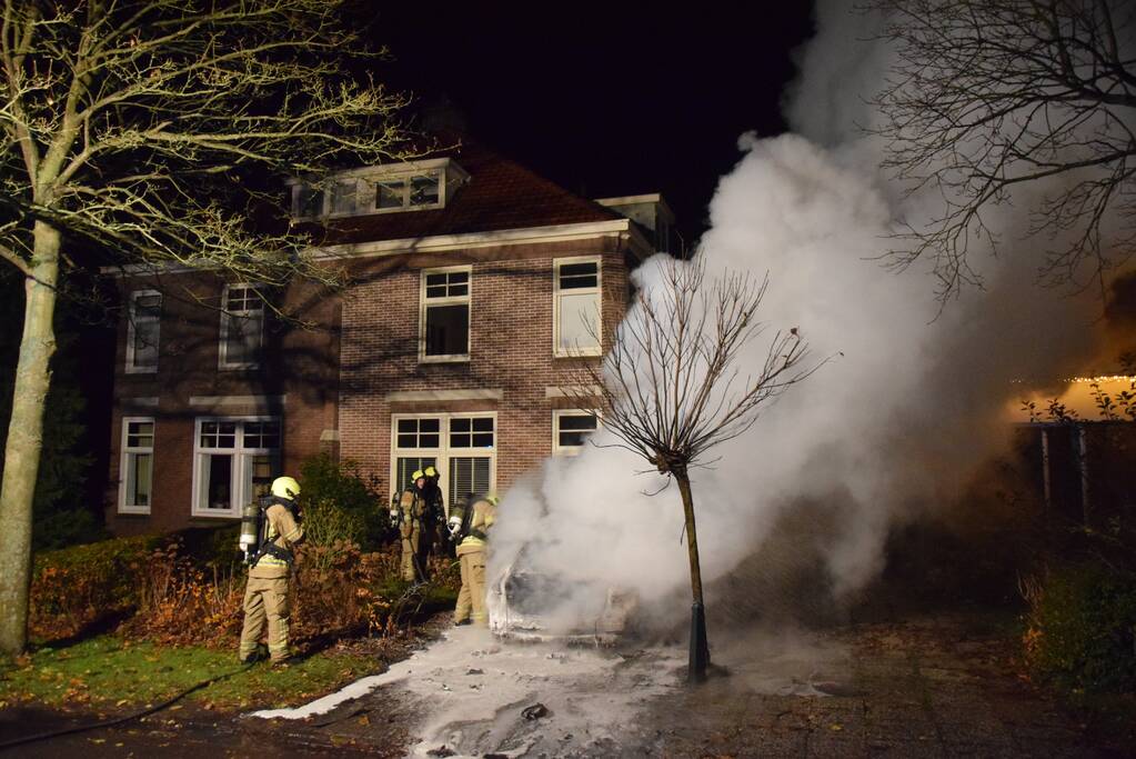 Voertuig uitgebrand op oprit van woning