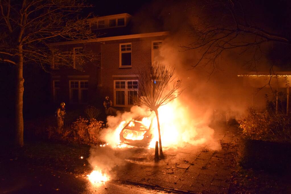 Voertuig uitgebrand op oprit van woning
