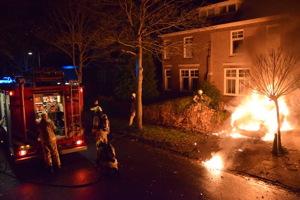 Voertuig uitgebrand op oprit van woning