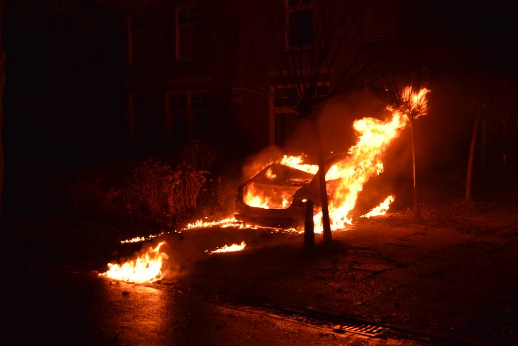 Voertuig uitgebrand op oprit van woning