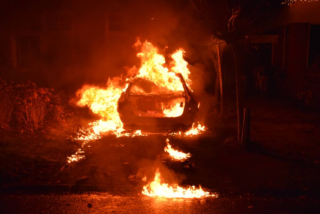 Voertuig uitgebrand op oprit van woning