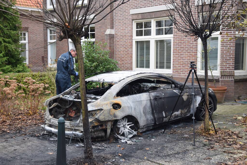 Politie onderzoek na autobrand
