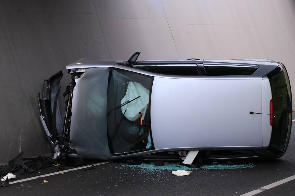 Auto crasht in tunnel