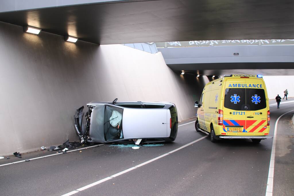 Auto crasht in tunnel