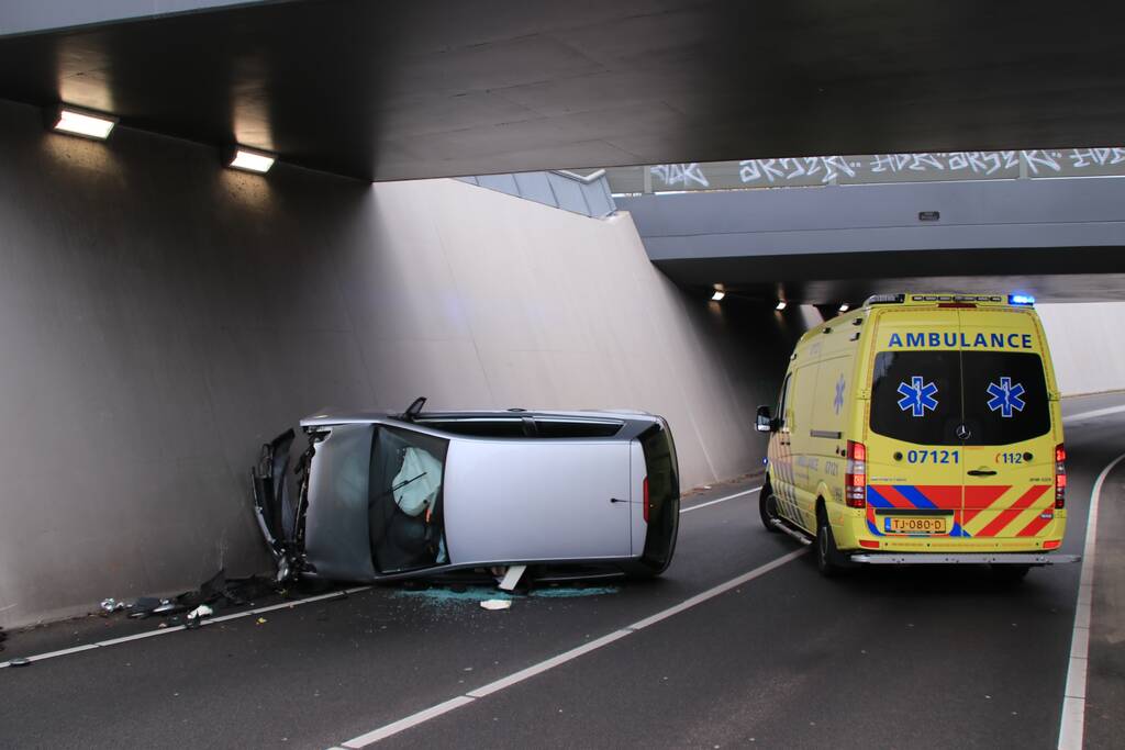 Auto crasht in tunnel