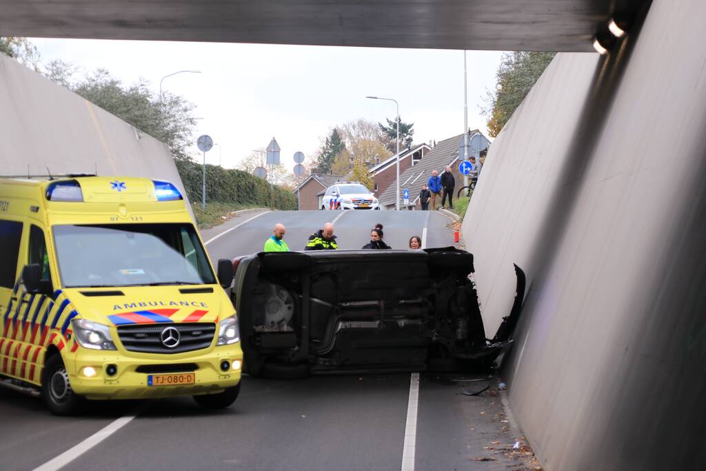 Auto crasht in tunnel