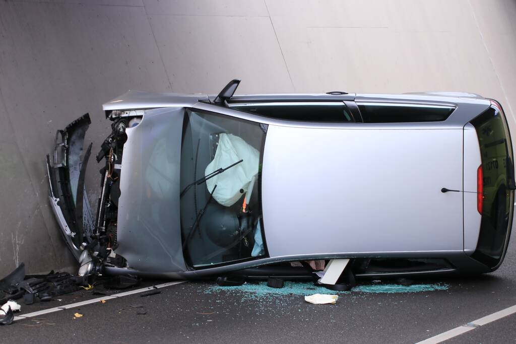 Auto crasht in tunnel
