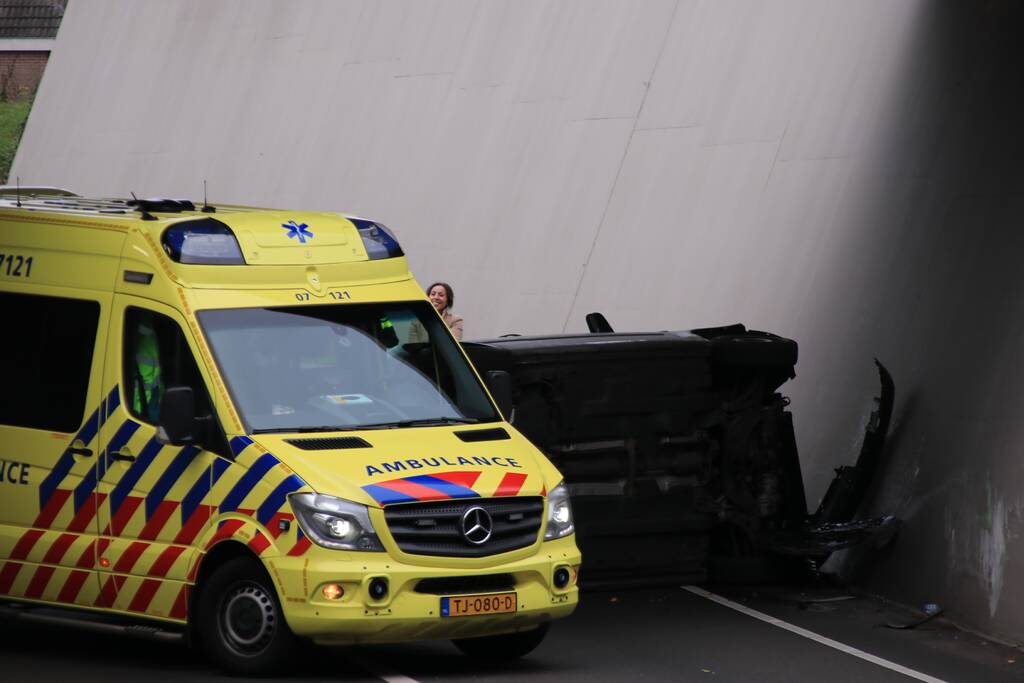 Auto crasht in tunnel