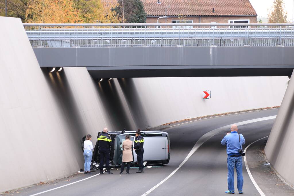 Auto crasht in tunnel