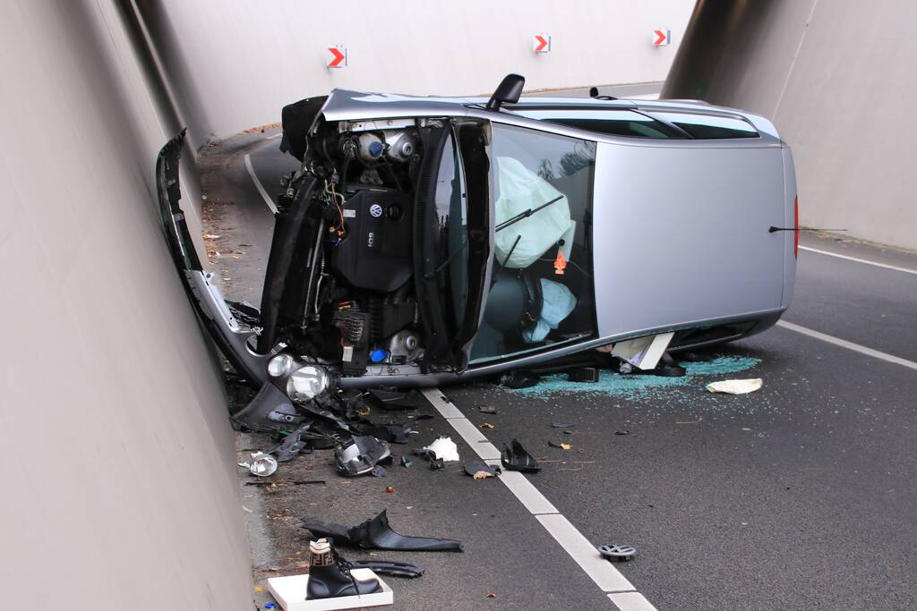 Auto crasht in tunnel