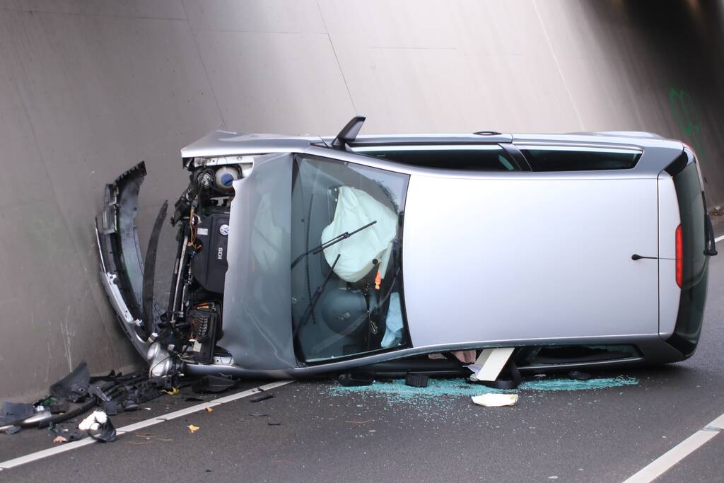 Auto crasht in tunnel