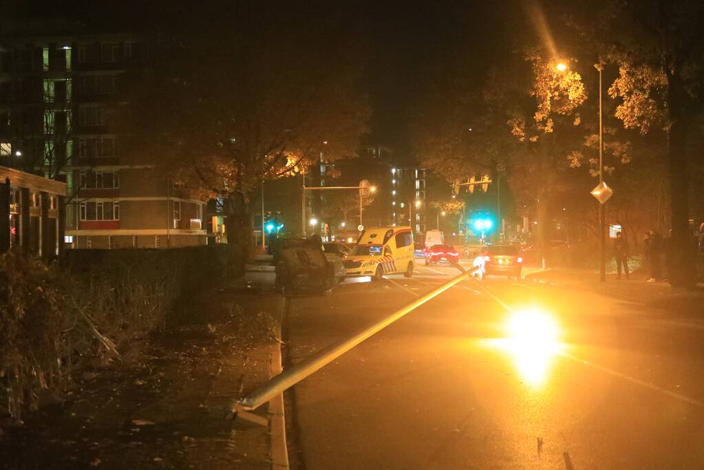 Auto vliegt uit de bocht en slaat over de kop