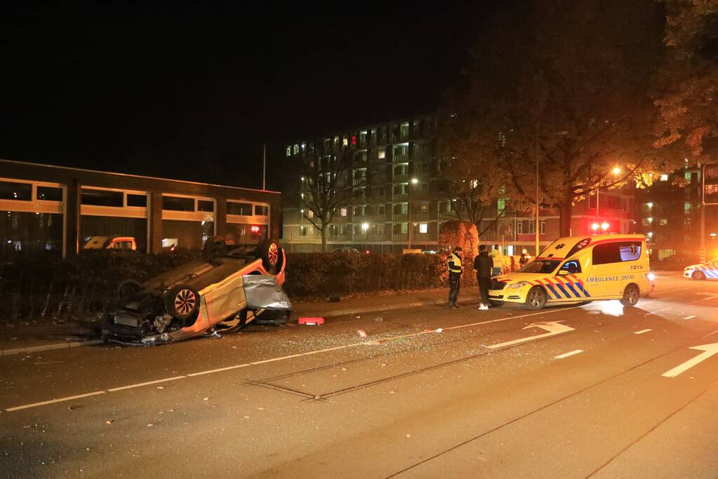 Auto vliegt uit de bocht en slaat over de kop