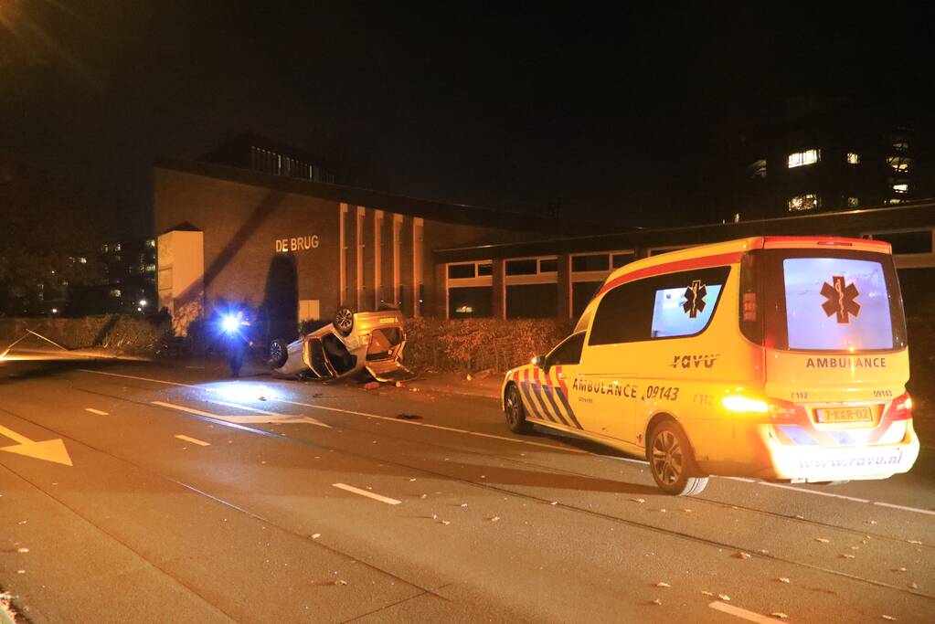 Auto vliegt uit de bocht en slaat over de kop