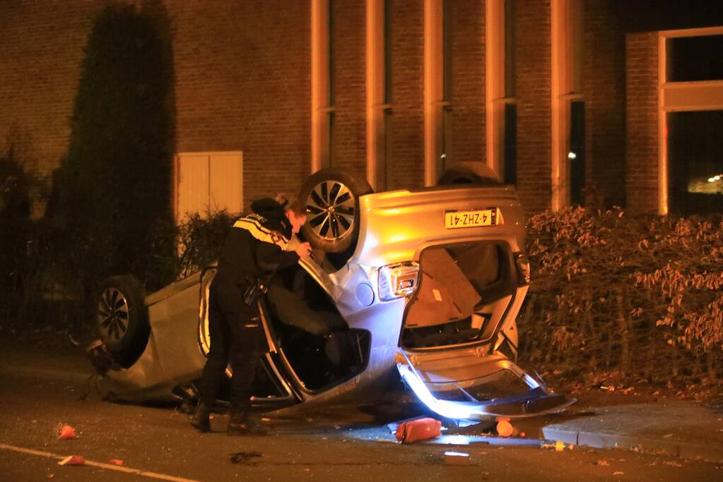 Auto vliegt uit de bocht en slaat over de kop