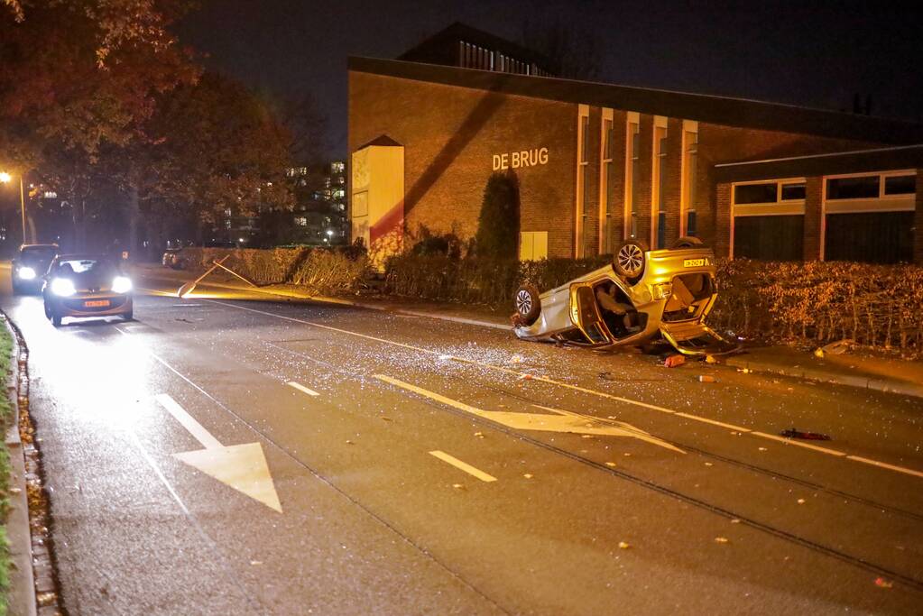 Auto vliegt uit de bocht en slaat over de kop