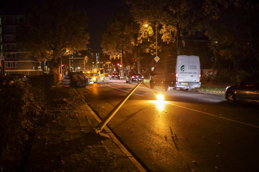 Auto vliegt uit de bocht en slaat over de kop