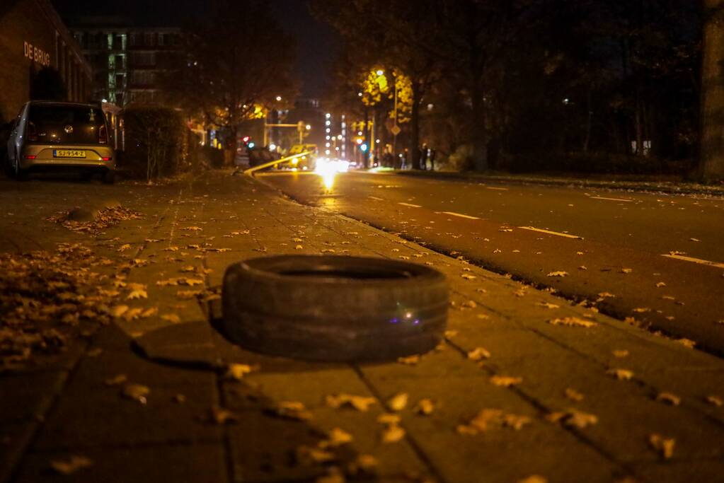 Auto vliegt uit de bocht en slaat over de kop