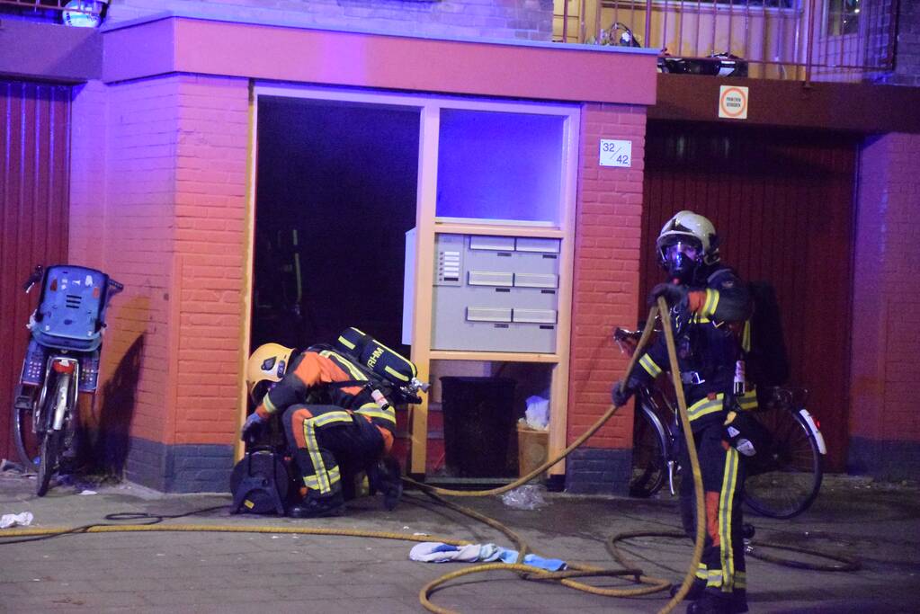 Felle brand in portiek