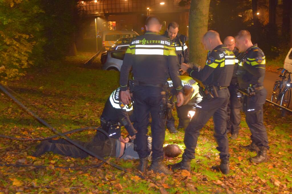 Verwarde man steekt bosje in brand