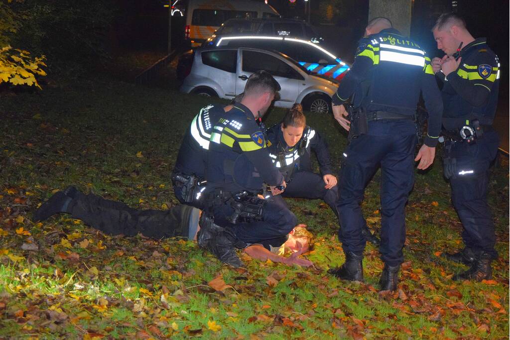 Verwarde man steekt bosje in brand