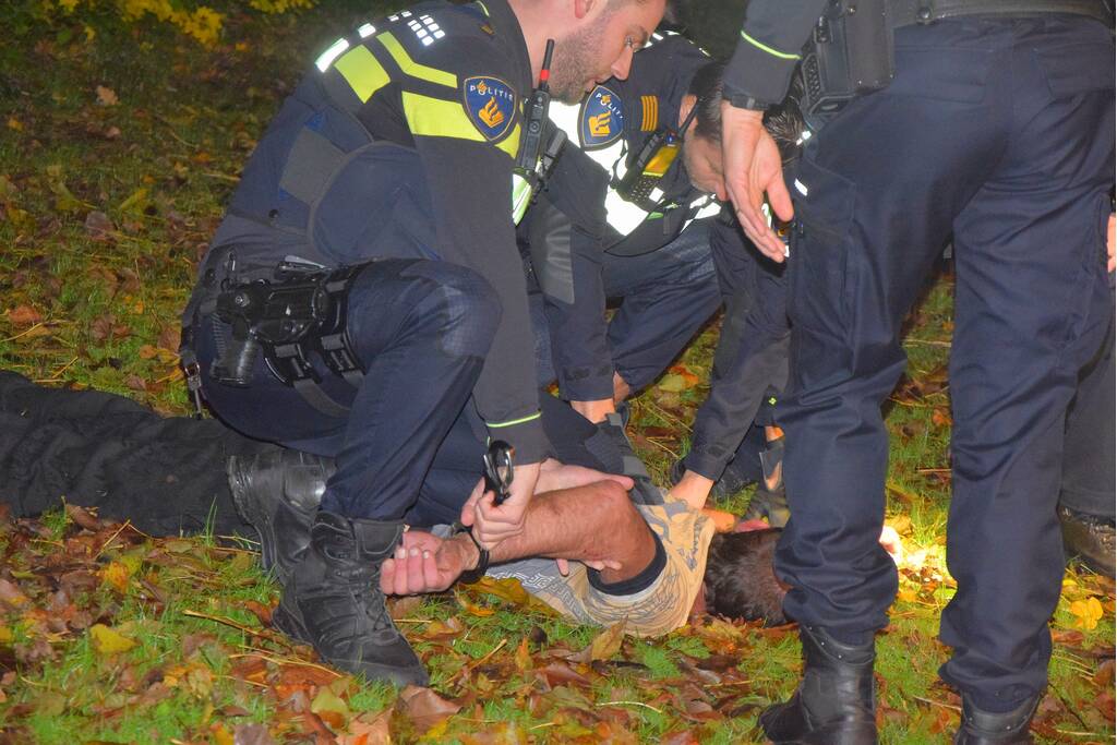 Verwarde man steekt bosje in brand