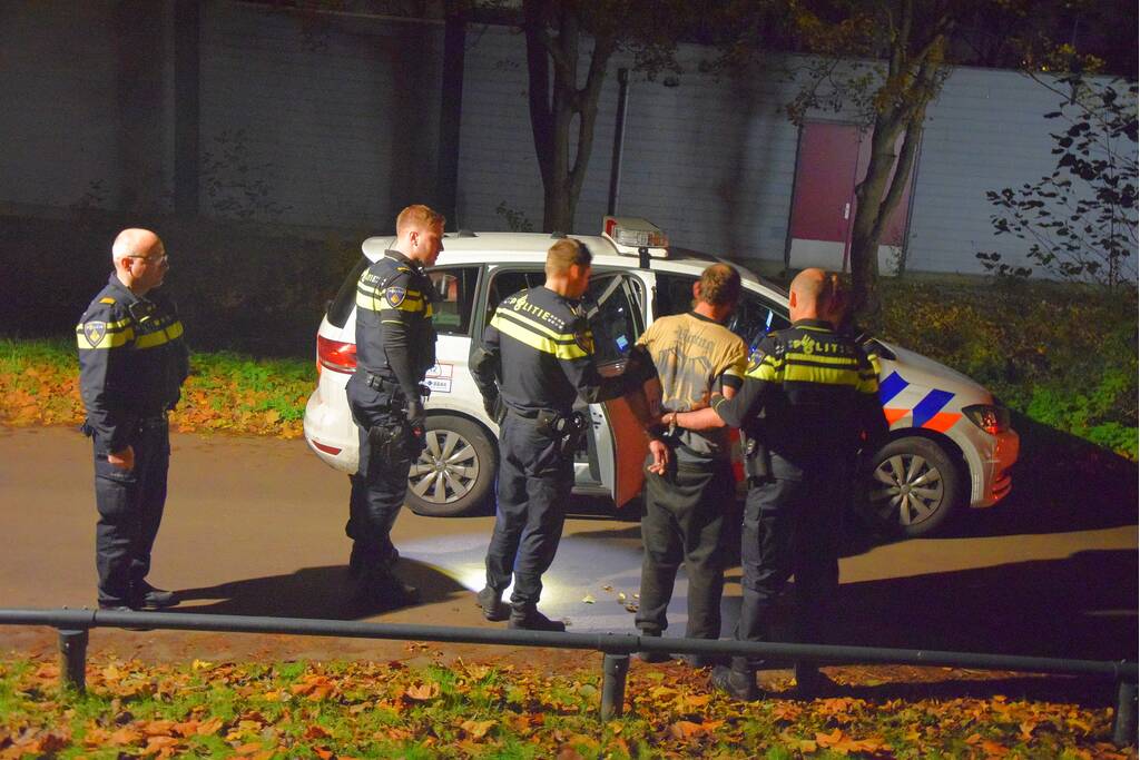 Verwarde man steekt bosje in brand