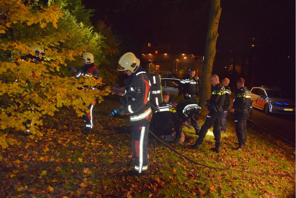 Verwarde man steekt bosje in brand