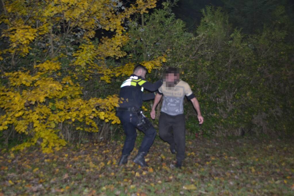 Verwarde man steekt bosje in brand