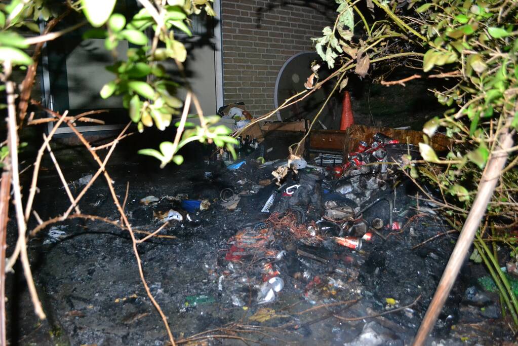 Verwarde man steekt bosje in brand