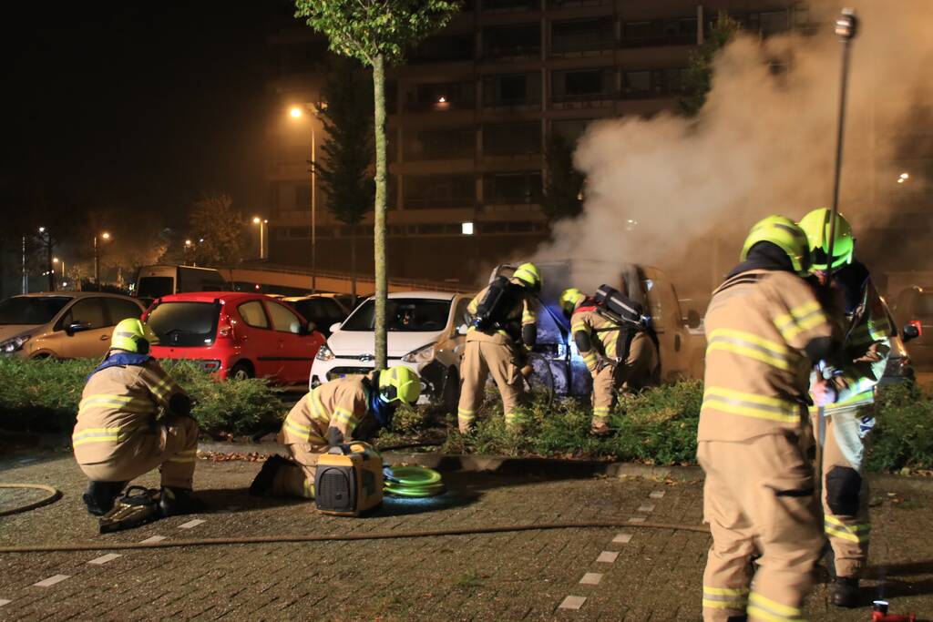 Bedrijfswagen brand volledig uit