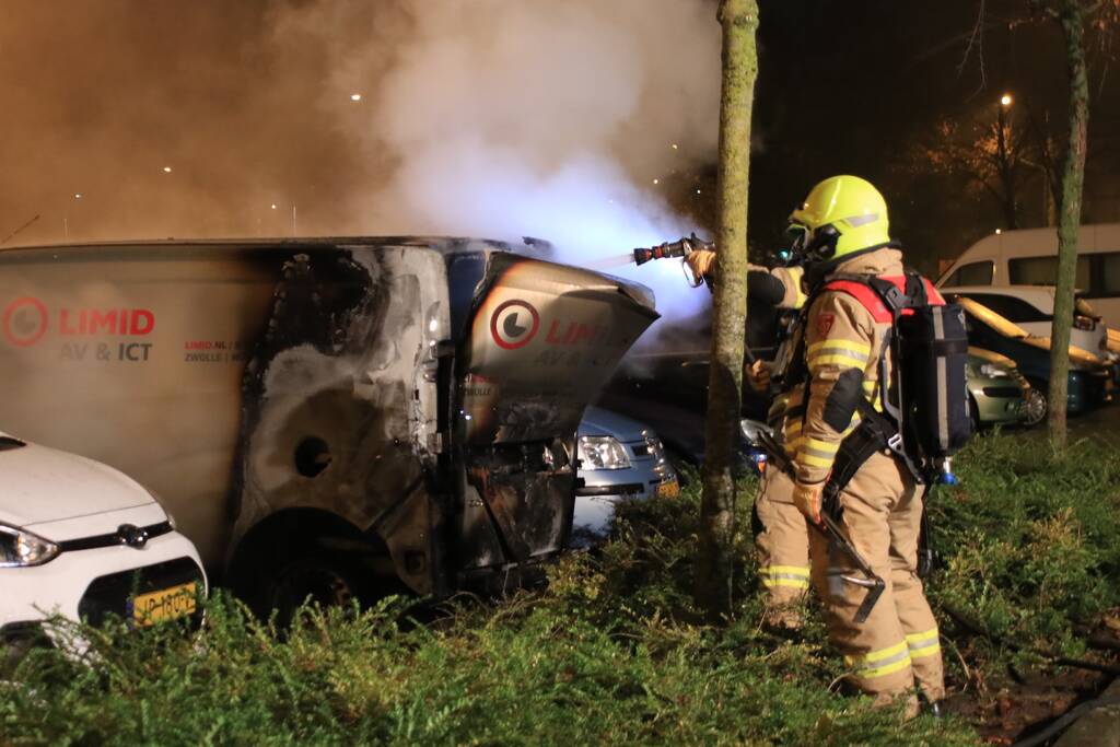 Bedrijfswagen brand volledig uit