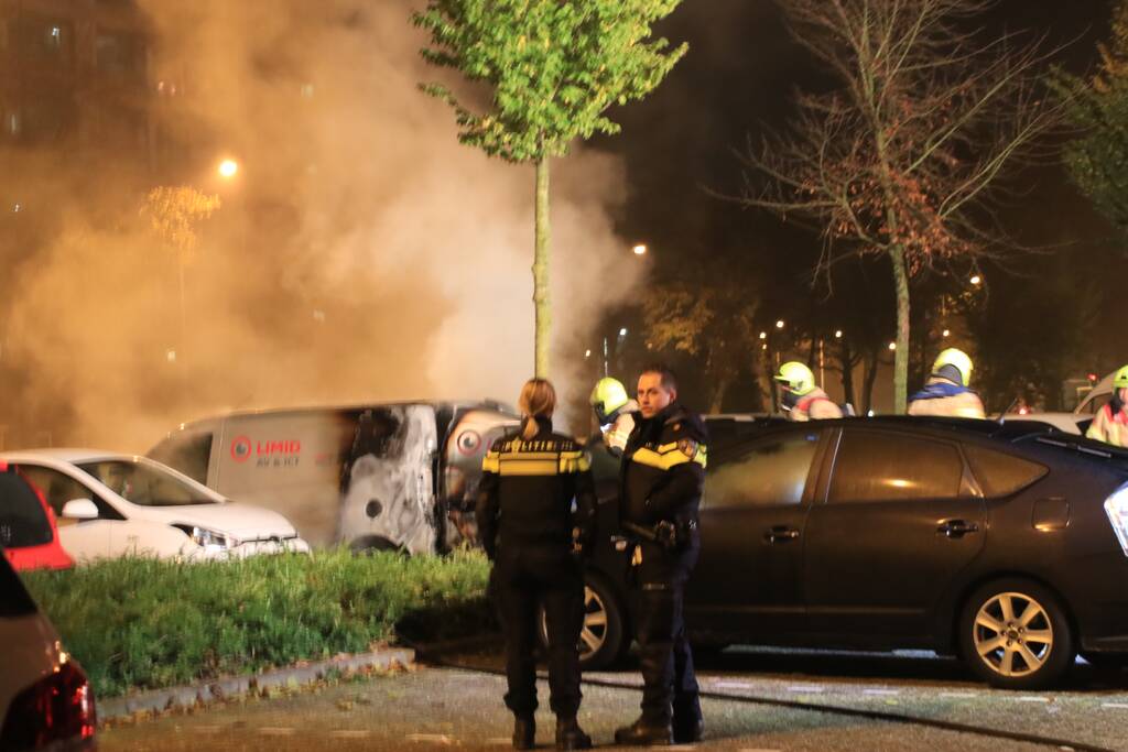 Bedrijfswagen brand volledig uit