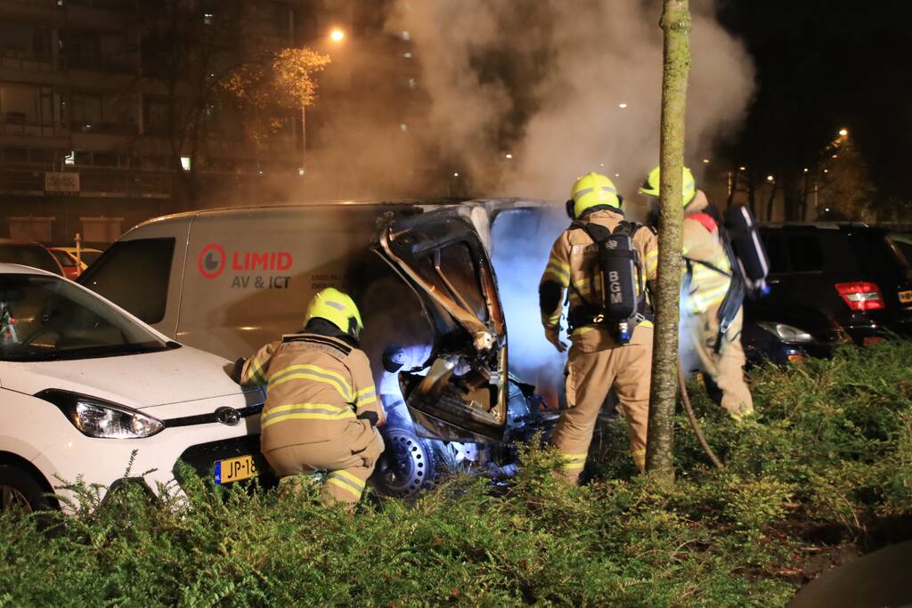 Bedrijfswagen brand volledig uit