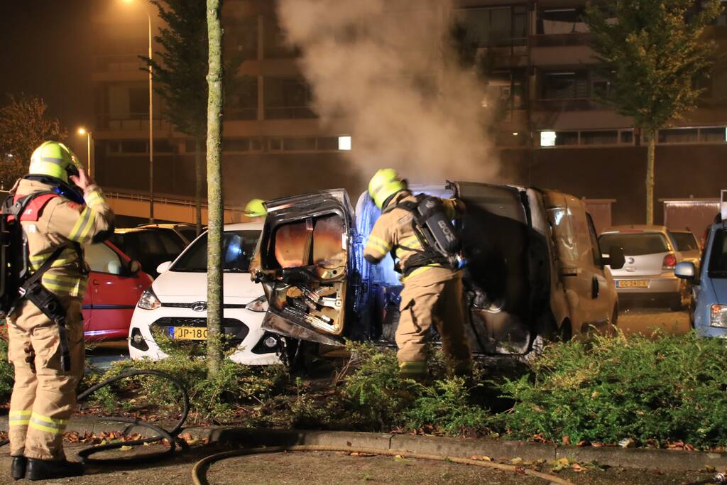 Bedrijfswagen brand volledig uit
