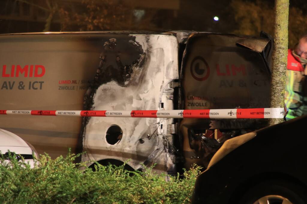 Bedrijfswagen brand volledig uit
