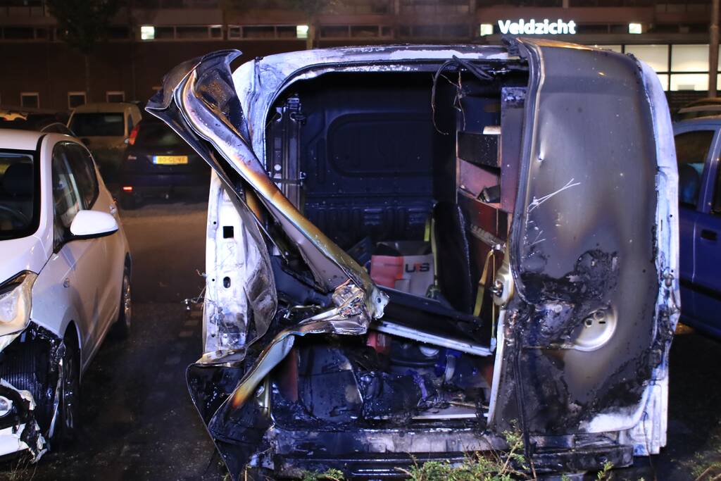Bedrijfswagen brand volledig uit