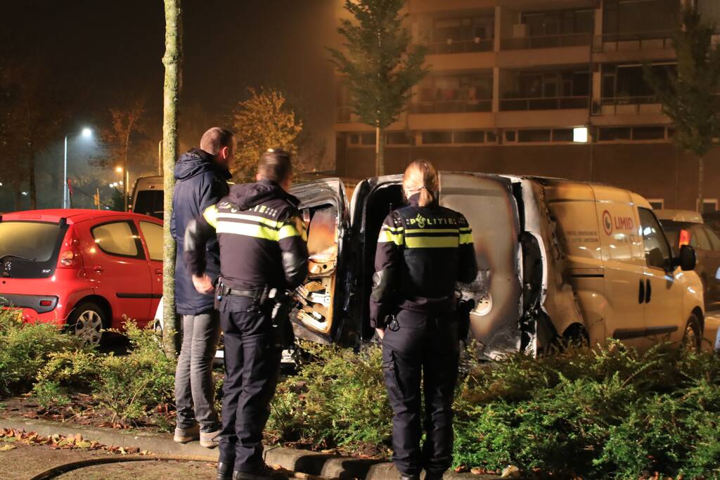 Bedrijfswagen brand volledig uit