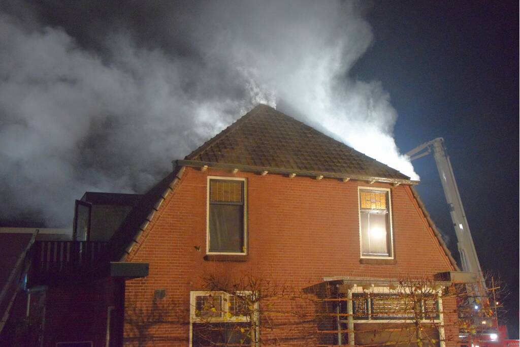 Persoon aangehouden bij grote brand in woning