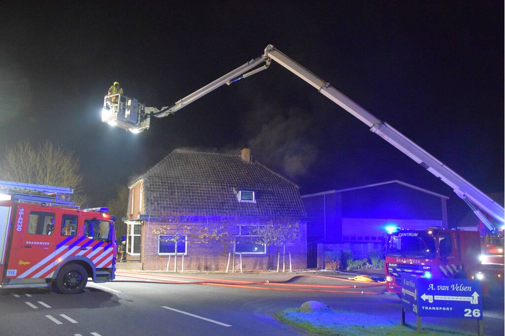 Persoon aangehouden bij grote brand in woning
