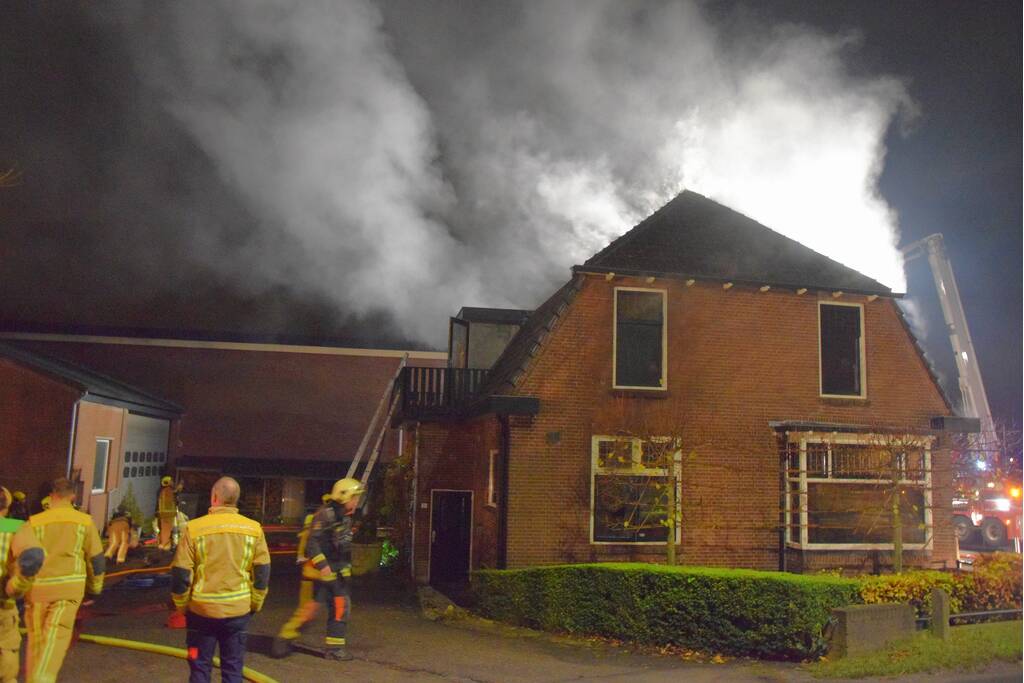 Persoon aangehouden bij grote brand in woning