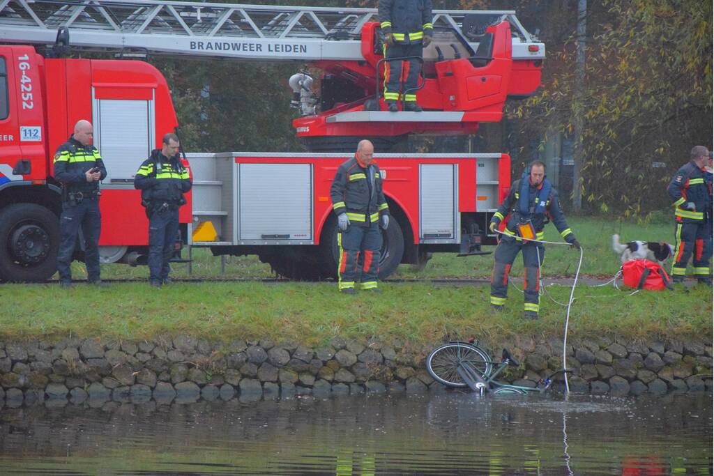 Zoektocht na aantreffen fiets in water