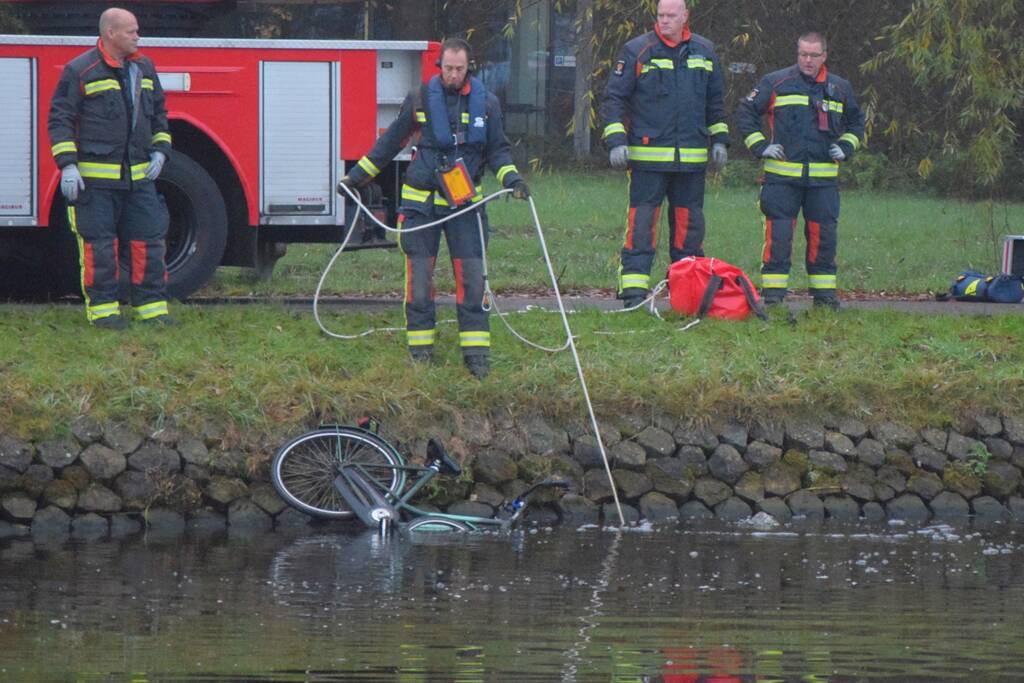 Zoektocht na aantreffen fiets in water