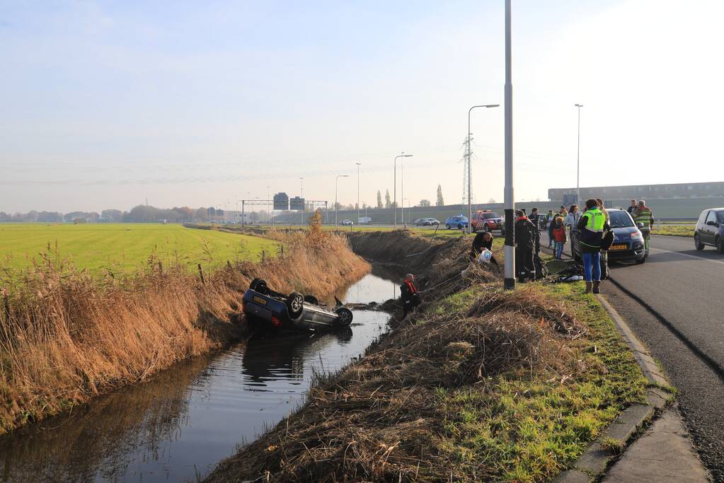 Auto vliegt uit de bocht en belandt te water