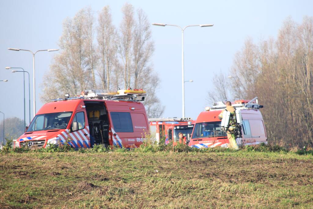 Auto vliegt uit de bocht en belandt te water