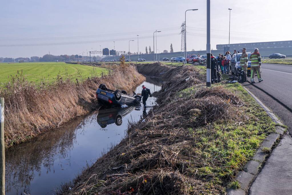 Auto vliegt uit de bocht en belandt te water