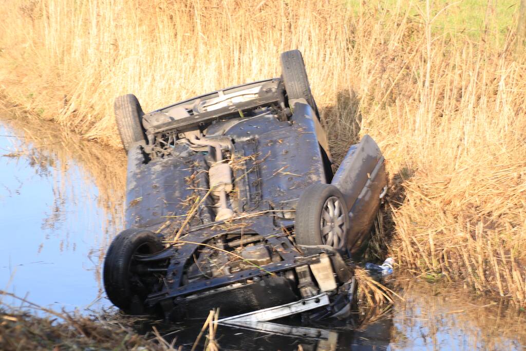Auto vliegt uit de bocht en belandt te water