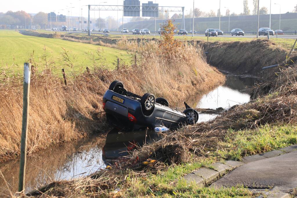 Auto vliegt uit de bocht en belandt te water