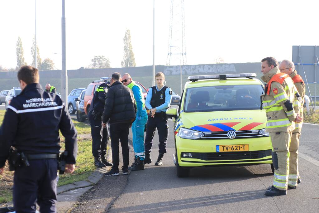 Auto vliegt uit de bocht en belandt te water